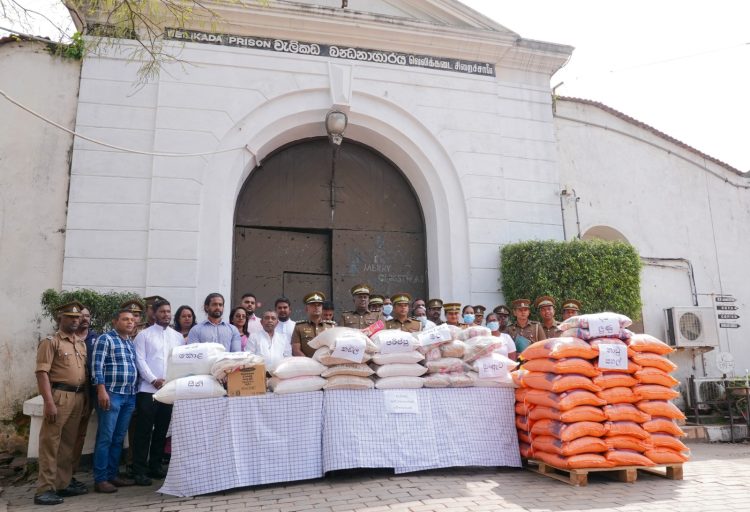 සිරගෙදරින් නැගුණ මානුෂීය හඬ: වැලිකඩ රැඳවියන්ගෙන් ගංවතුර විපතට පත් අයට අපූරු පරිත්යාගයක්!